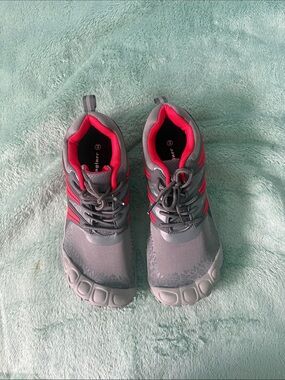 Lightweight Gray Athletic Shoes with Pink Accents